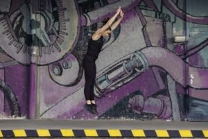 Strecksprung mit Blick nach unten beim HIIT Workout im Mural Harbor Linz