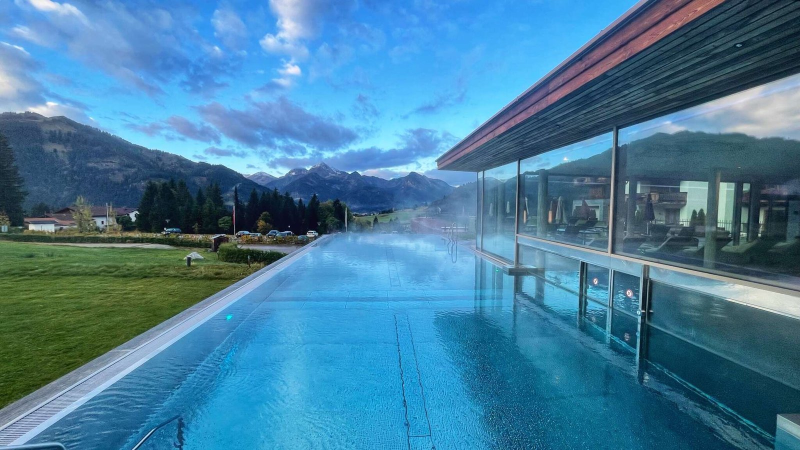 Infinity Pool Hotel Bergblick